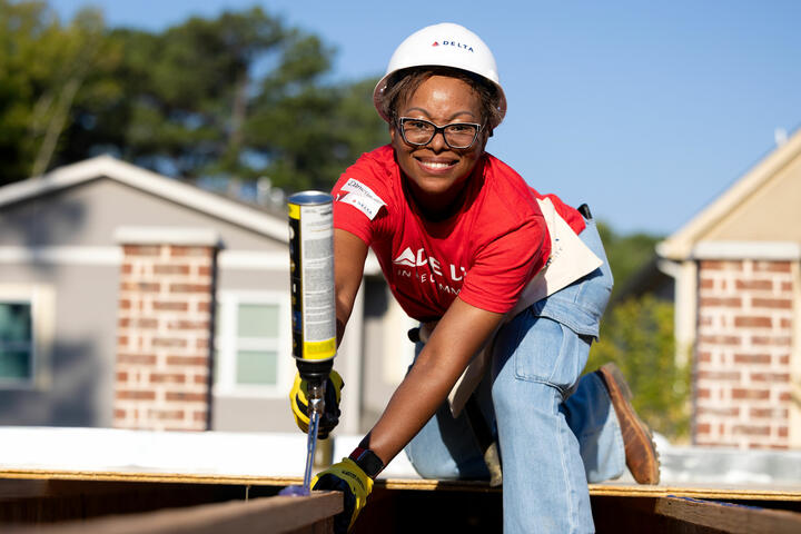 Delta employee volunteer works at a Habitat for Humanity build.