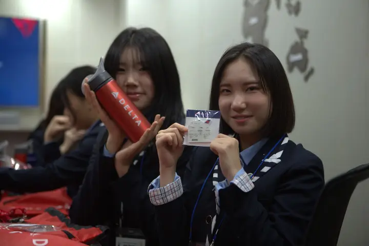 High school students enjoy their Delta-branded merch at ICN Airport during their job shadowing experience with Delta and Junior Achievement.