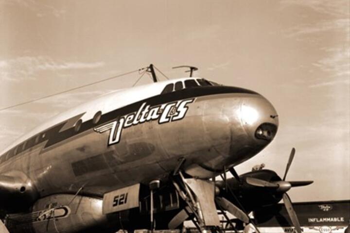 Black and white image of Lockheed Constellation 