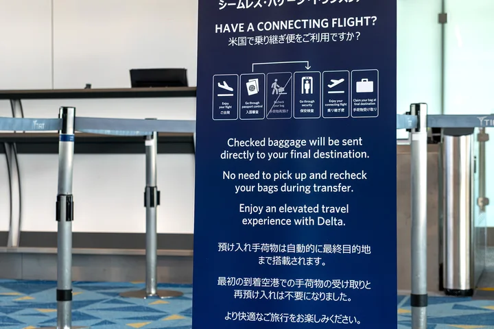 Seamless baggage transfer signage at HND