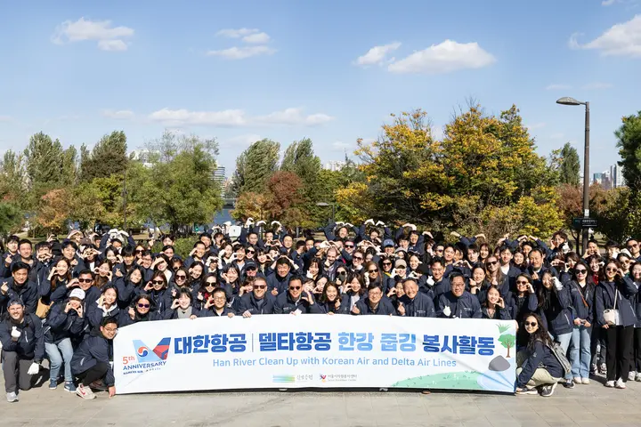A group poses for a photo after Delta and Korean Air employees volunteered at a Han River cleanup event in Seoul’s Yeouido district to celebrate the fifth anniversary of the two airlines’ trans-Pacific joint venture. 