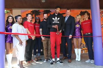 Delta dedicates “Beyond the Court” Lakers mural to Covenant House California