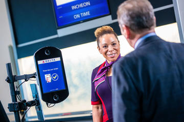 employee-greets-customer-boarding-with-facial-recognition