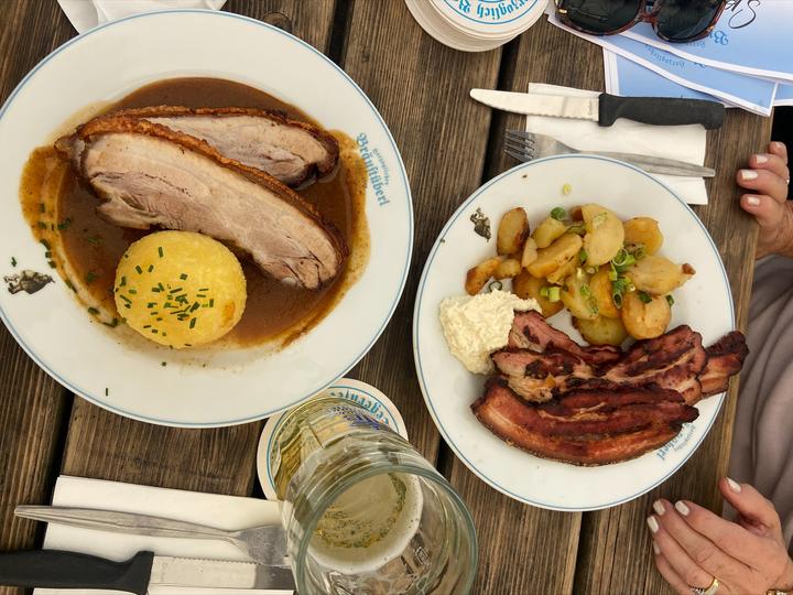 Genießen Sie traditionelle lokale Gerichte in Restaurants in ganz München.