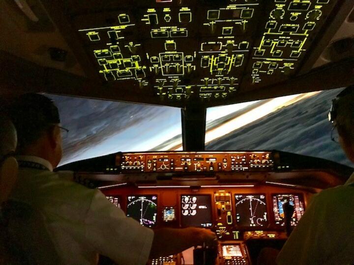 Boeing 777 cockpit