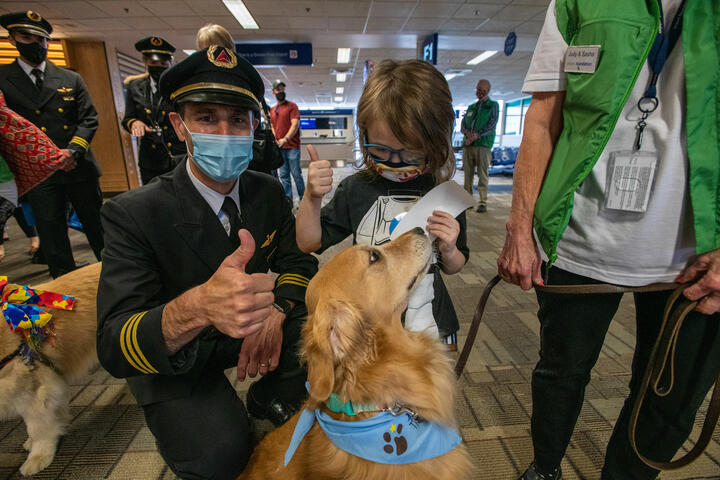 Delta pilots volunteer their time during Navigating MSP tours to help serve our customers with disabilities.