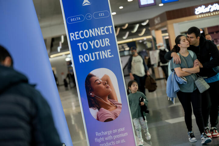 Delta’s gate D33 at Harry Reid International Airport (LAS) was transformed to send customers off with well-being products and snacks from Grown Alchemist, Kate’s Bars, Fever-Tree, Explorer Cold Brew and more to reconnect to their routines and prepare for the journeys home.