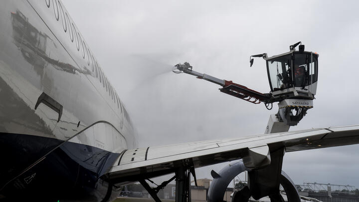 A mock deicing of plane in MSP for Delta's deicing summer boot camp