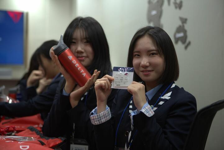 High school students enjoy their Delta-branded merch at ICN Airport during their job shadowing experience with Delta and Junior Achievement.