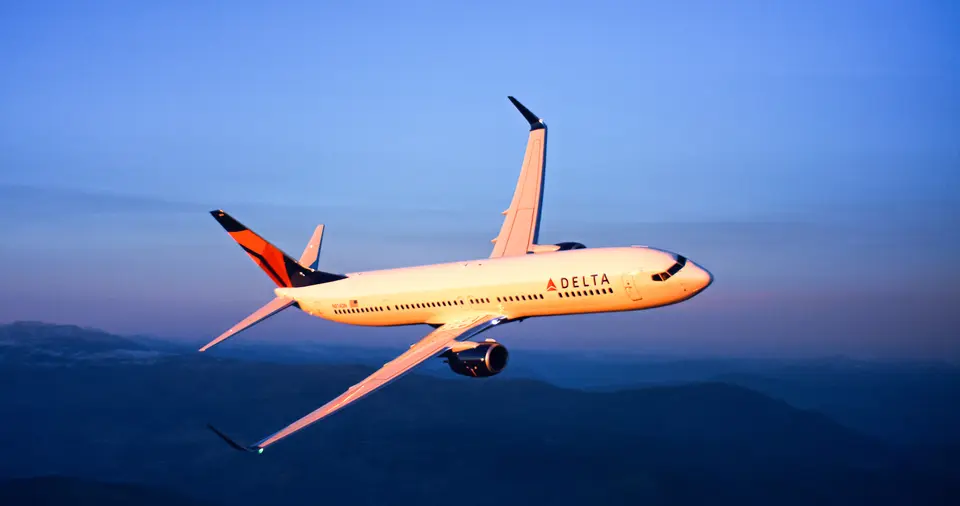 Boeing 737-900 in flight