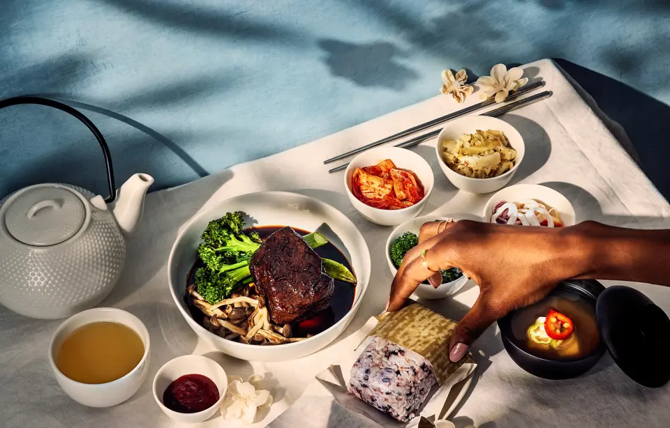 As of December 2023, Delta One customers flying to Incheon from the U.S. can enjoy hearty offerings like Korean braised beef short rib with mixed rice, mushroom, broccoli and sweet soy sauce; kimchee; doenjang soup with soybean paste; vegetarian bao bun with curried potato salad and pickled cucumbers; and more. 
