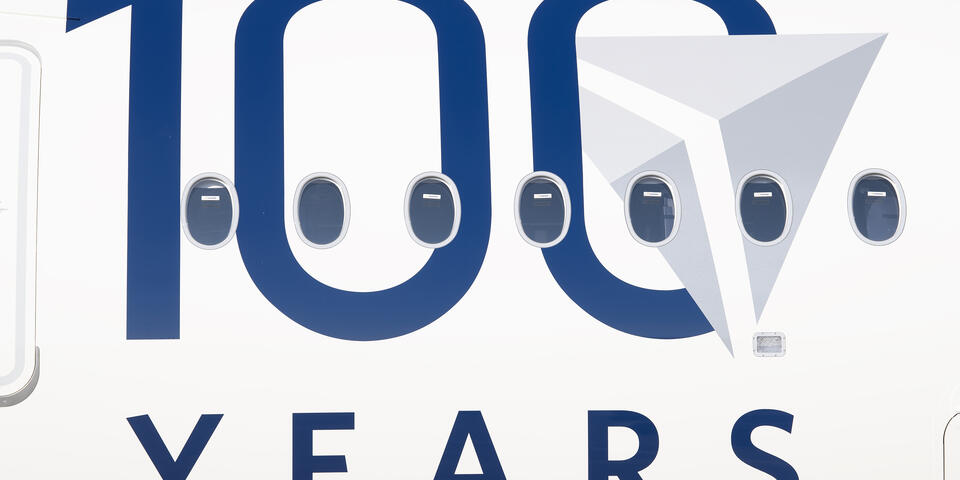 デルタ航空、創立100周年記念「100文字エッセイ」募集