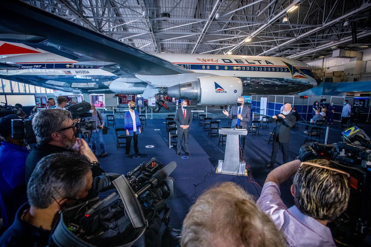 Governor Brian Kemp and Delta CEO Ed Bastian at Delta Flight Museum