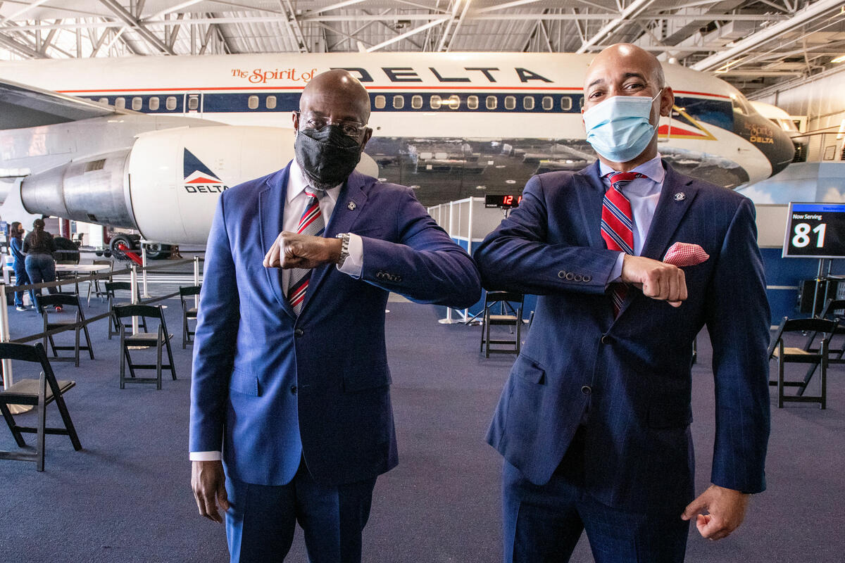 Senator Raphael Warnock and Delta's Shawn Cole at Delta Flight Museum vaccination site