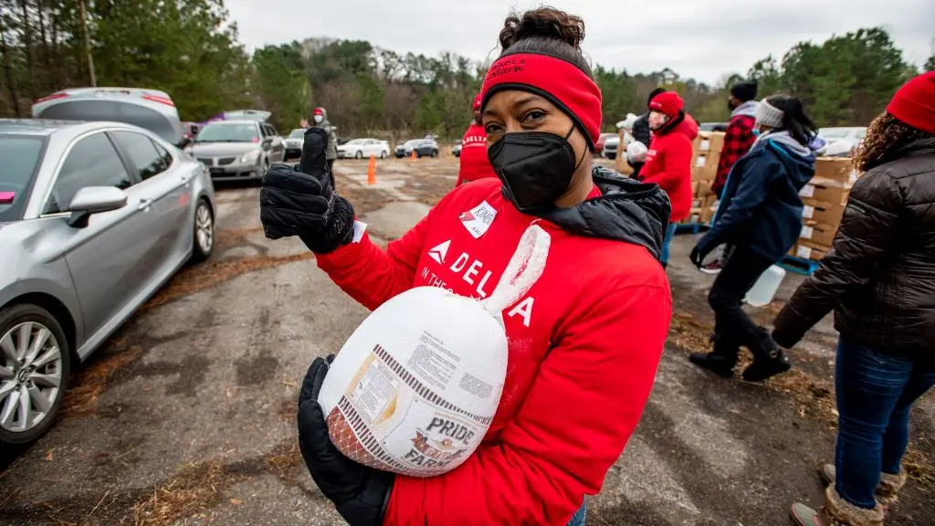 Delta employees volunteer at the recent Hosea Helps event.