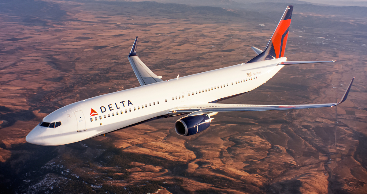 737-900ER in flight