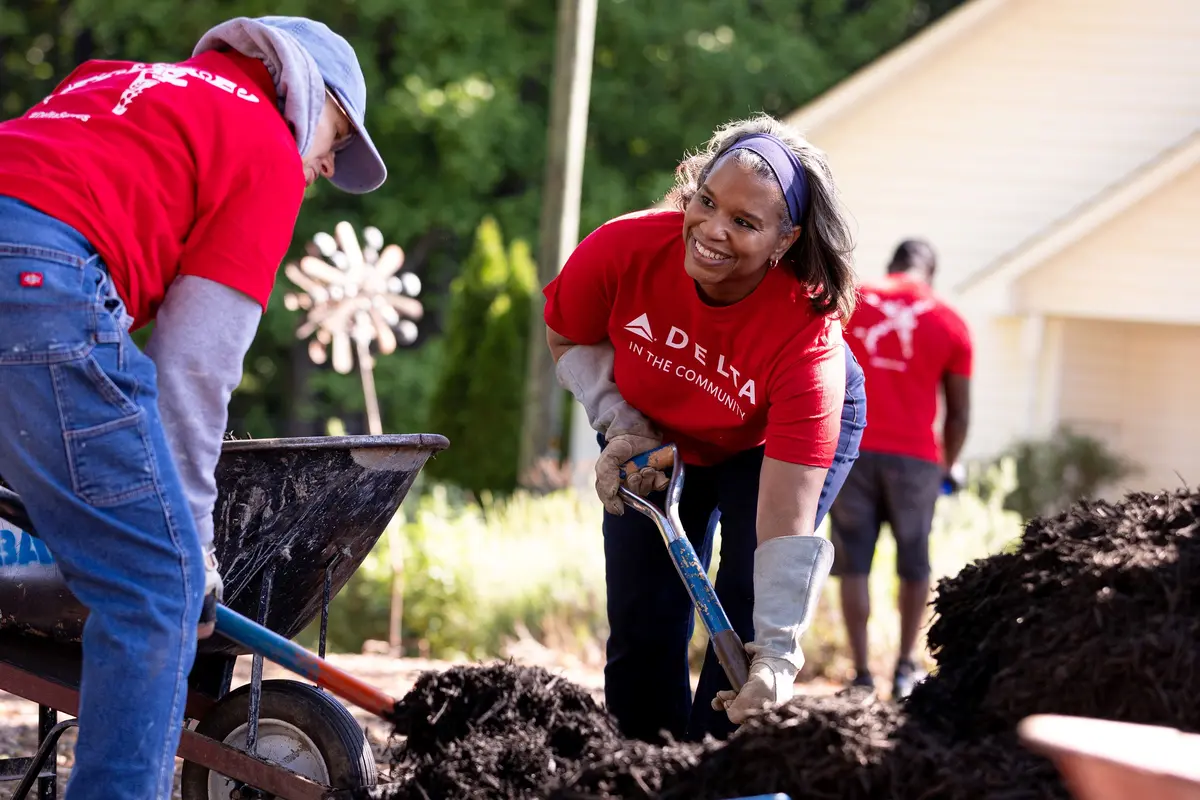 Delta volunteers planting