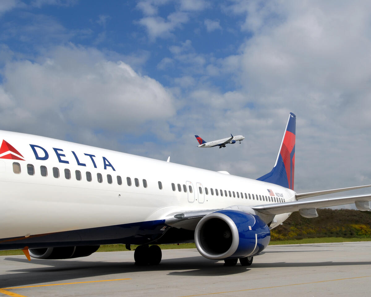 Boeing 737-800 exterior side view