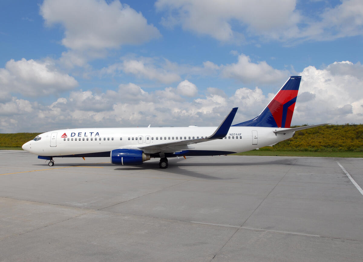 Boeing 737-800 aircraft side view