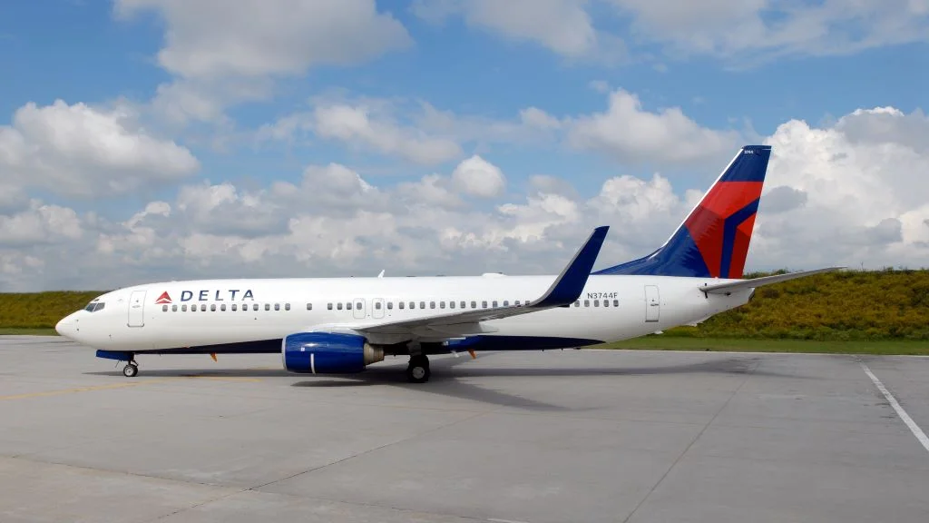 A 737-800 is captured on its side while preparing for takeoff.