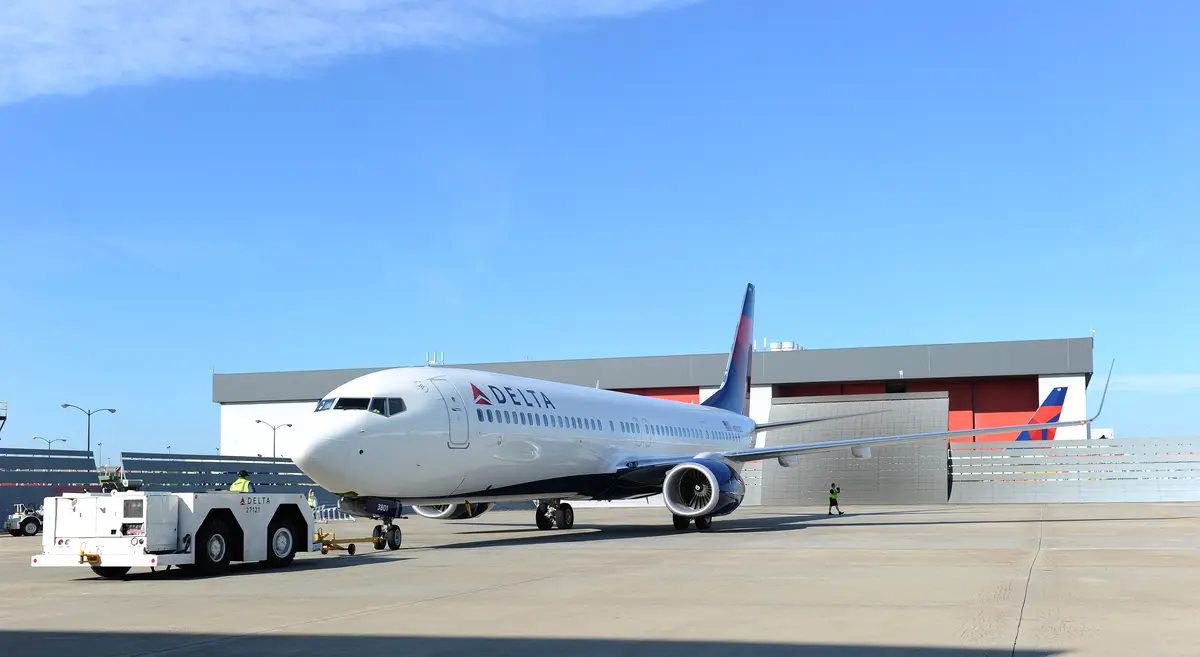 A straightforward shot of a 737-900 is captured on a runway.