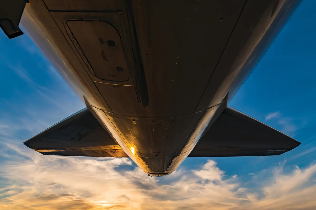 Undercarriage, belly and tail of a 757-200