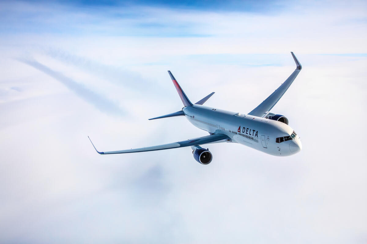 A 767-300 flies through the clouds near Mount Rainier, Seattle.