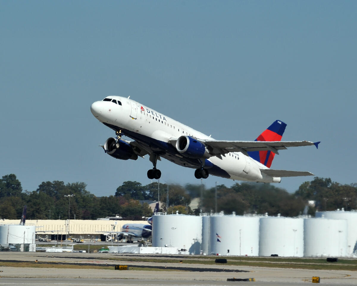 A319-100 Departing