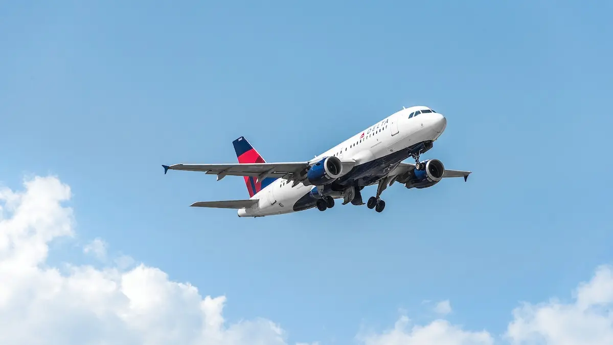 Delta Airbus 319-100 in flight