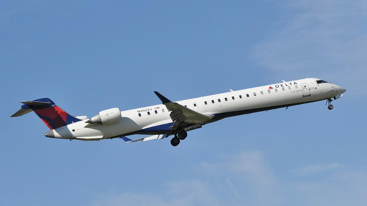 CRJ-900 flying