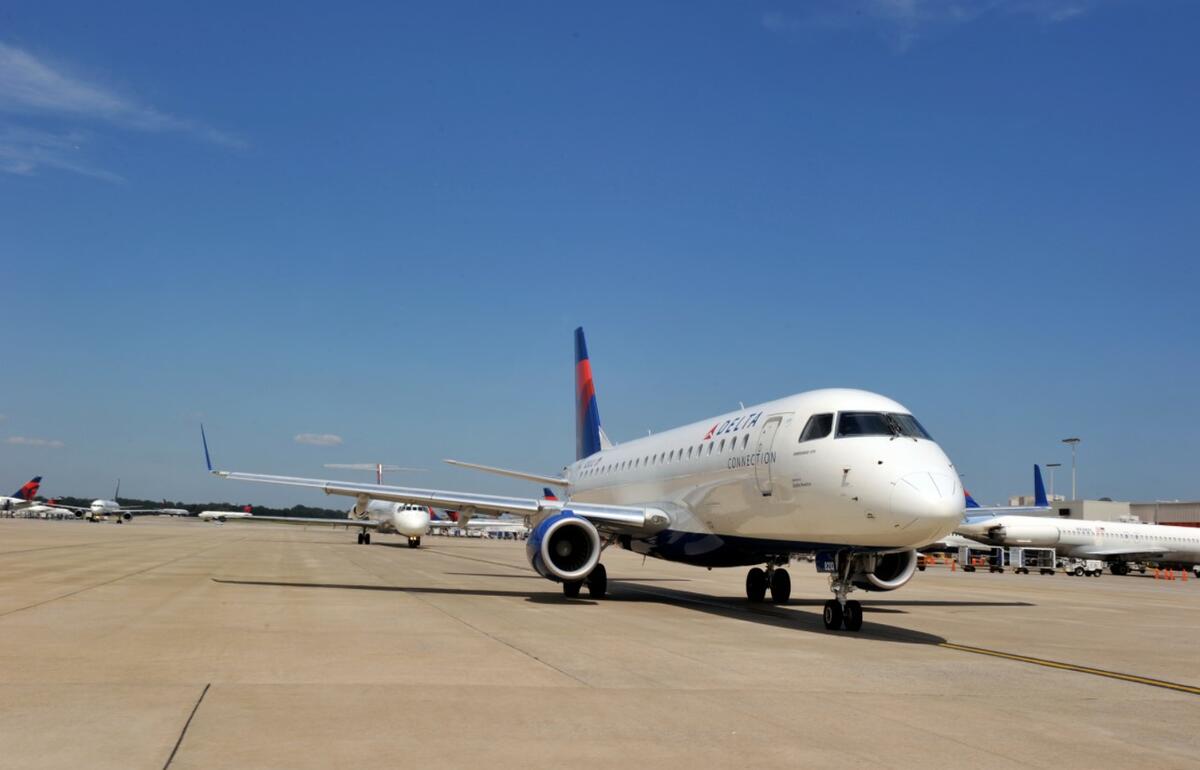 ERJ-175, parked