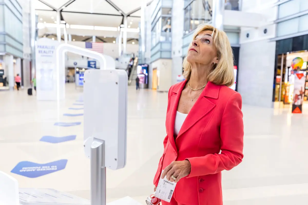 Chief Customer Experience Officer Allison Ausband visits the Parallel Reality experience at the Detroit Metropolitan Wayne County Airport.