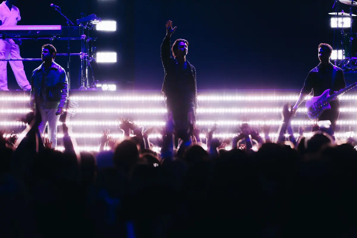 Jonas Brothers on stage for the Delta-exclusive concert, which can now be watched on Delta Studios.