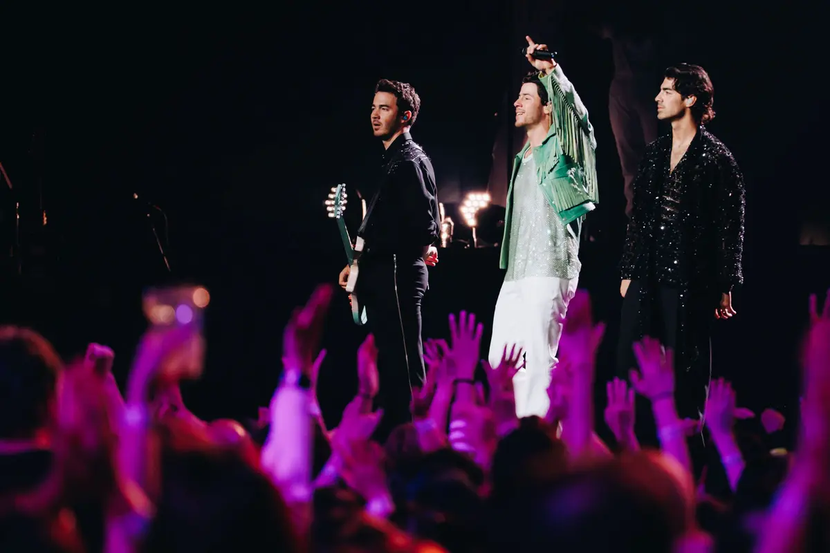 Jonas Brothers on stage for the Delta-exclusive concert, which can now be watched on Delta Studios.