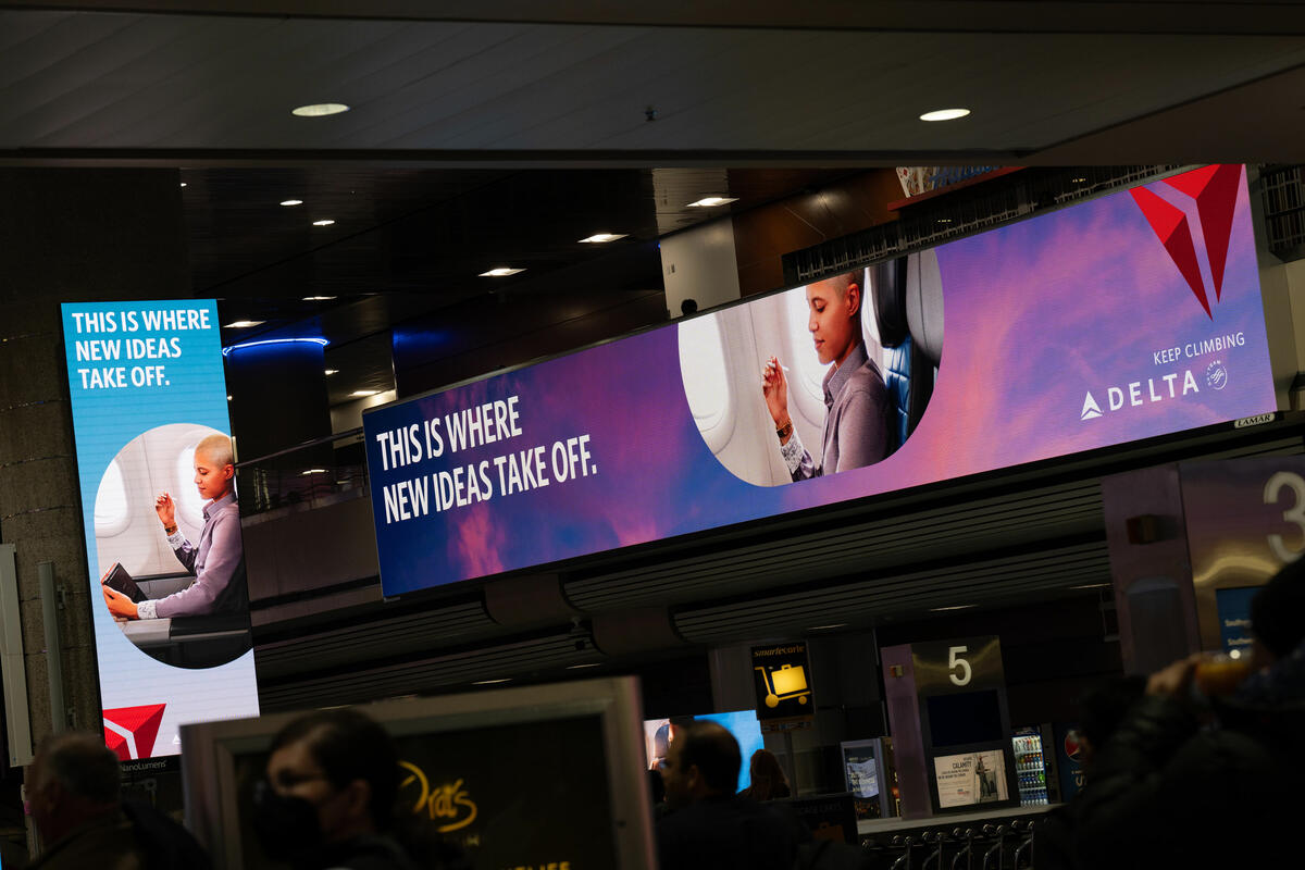 Digital Delta signs welcome customers to Las Vegas at Las Vegas' Harry Reid International Airport (LAS) baggage claim.