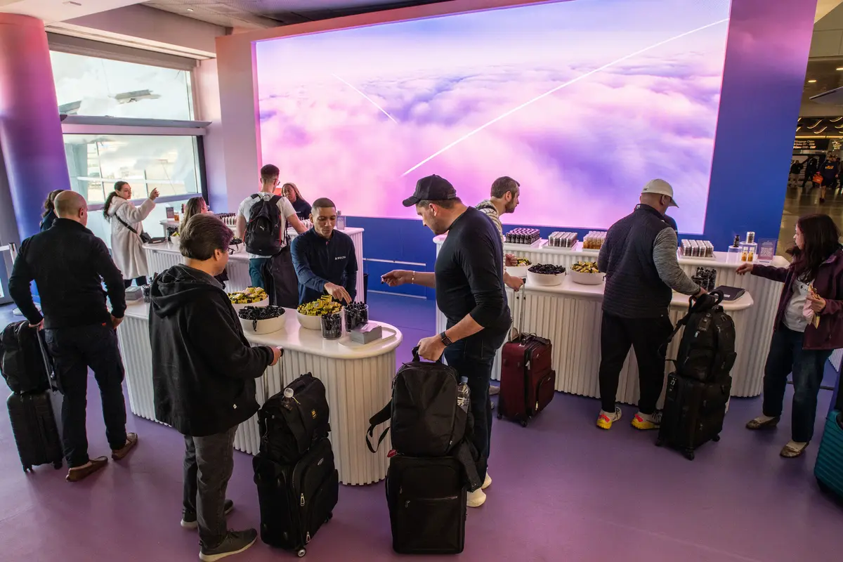 Delta’s gate D33 at Harry Reid International Airport (LAS) was transformed to send customers off with well-being products and snacks from Grown Alchemist, Kate’s Bars, Fever-Tree, Explorer Cold Brew and more to reconnect to their routines and prepare for the journeys home.