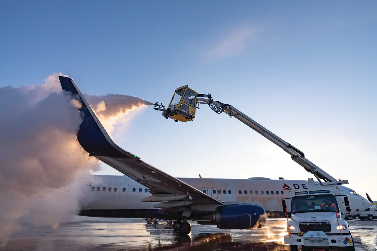 Delta crews de-ice a Boeing 737 at Minneapolis-Saint Paul International Airport.