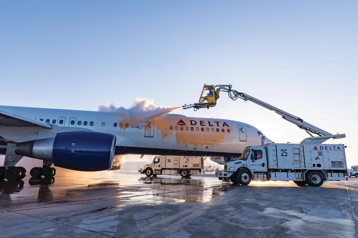 Delta crews de-ice a Boeing 757 at Minneapolis-Saint Paul International Airport.