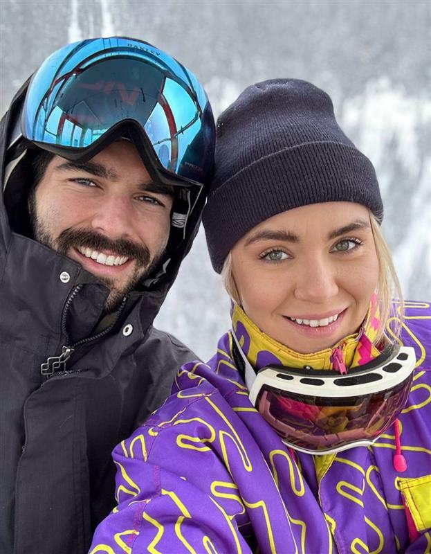 Delta customers Paige and Ian, who met in a Delta Sky Club, take a selfie while snowboarding.