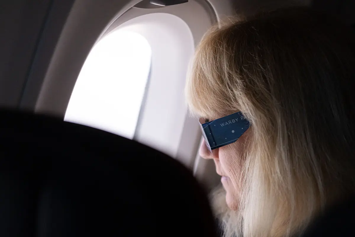 Customers on board DL 1010 from Dallas Fort Worth International Airport (DTW) to Detroit Wayne County Metropolitan Airport (DFW) view the solar eclipse.