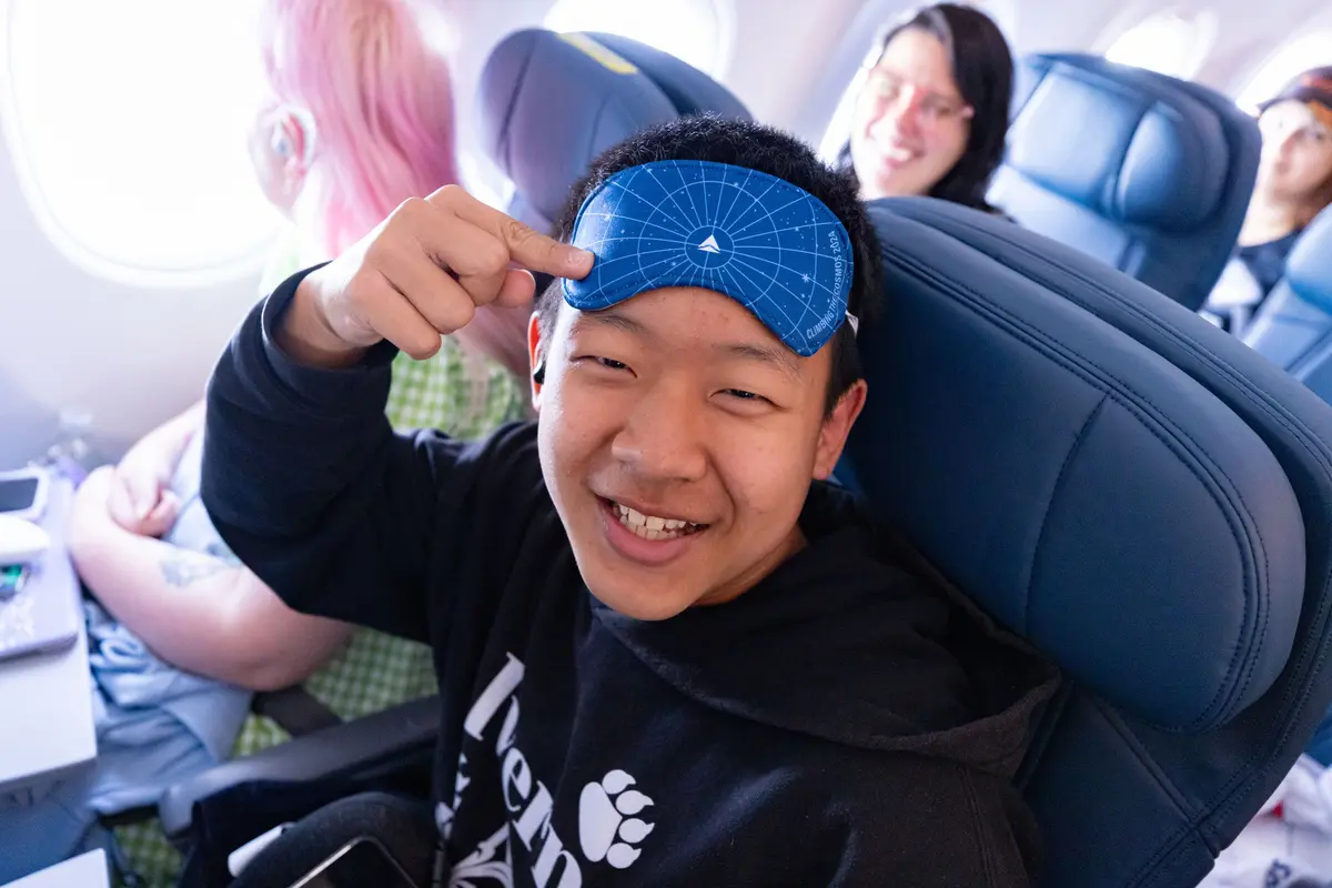 Customers on board DL 1010 from Dallas Fort Worth International Airport (DTW) to Detroit Wayne County Metropolitan Airport (DFW) view the solar eclipse.
