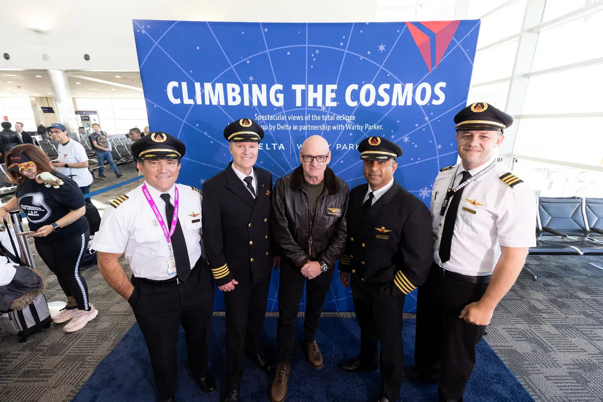 Astronaut Scott Kelly greeted Delta eclipse flight customers and crew upon their arrival to Detroit Metropolitan Wayne County Airport (DTW).