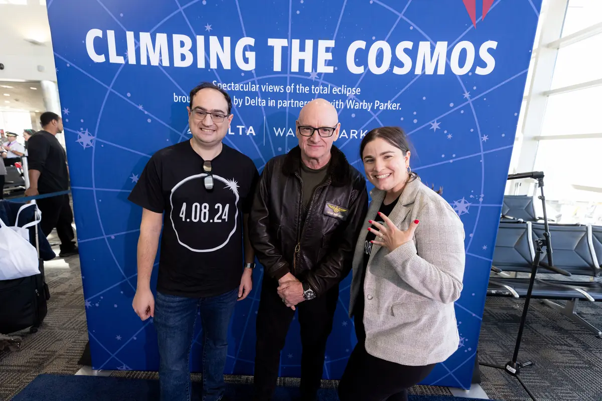 Astronaut Scott Kelly greeted Delta eclipse flight customers and crew upon their arrival to Detroit Metropolitan Wayne County Airport (DTW).