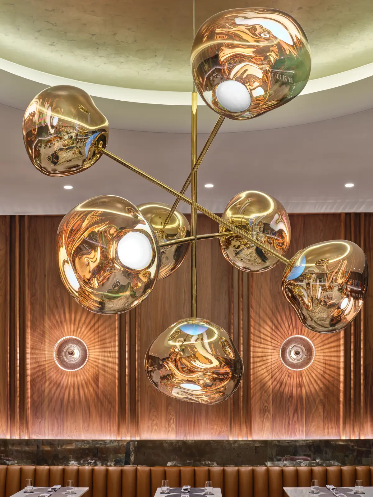Feature lighting throughout the lounge, like the dramatic wall lighting in the library lounge and dining room, nod to the glamour of old Hollywood.