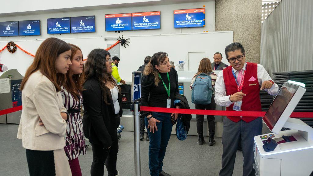 Delta Air Lines and Aeromexico joined forces to offer a transformative experience to eight high school students from Colegio de Bachilleres, Plantel 9 Aragón, through an exclusive Job Shadow Day at Mexico City International Airport.     