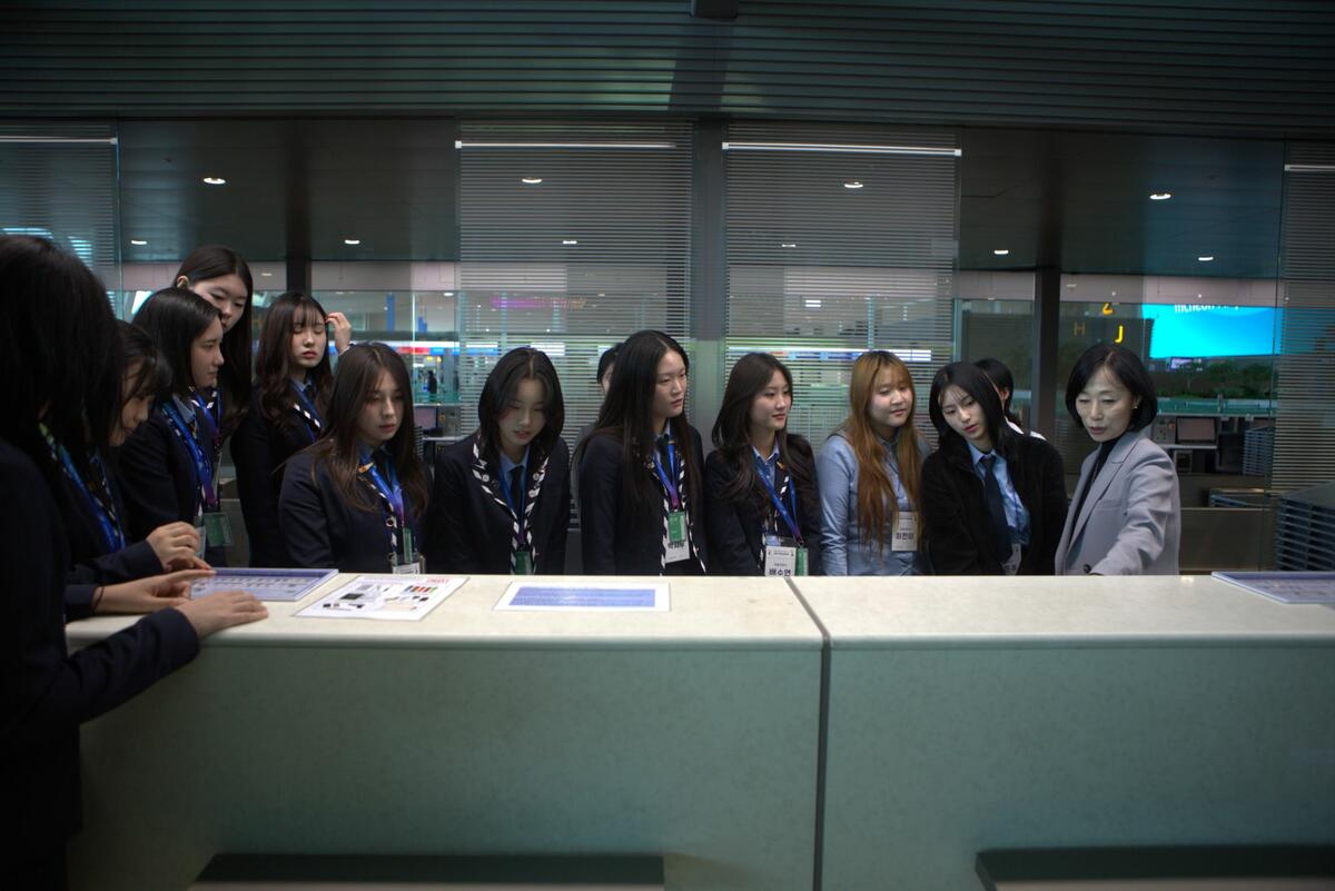 High school students learn from airline employees at ICN Airport during their job shadowing experience with Delta and Junior Achievement.