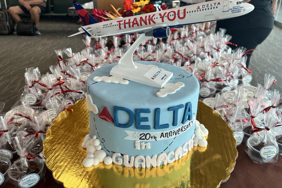 A cake for customers commemorated the 20th anniversary of Delta service to Guanacaste, Costa Rica, on Dec. 15, 2022.