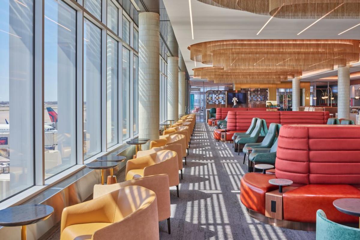 With seating for more than 450, customers visiting Delta's MSP-G Club will have ample space whether they’re looking to work, socialize or simply take in the views of the airfield. 