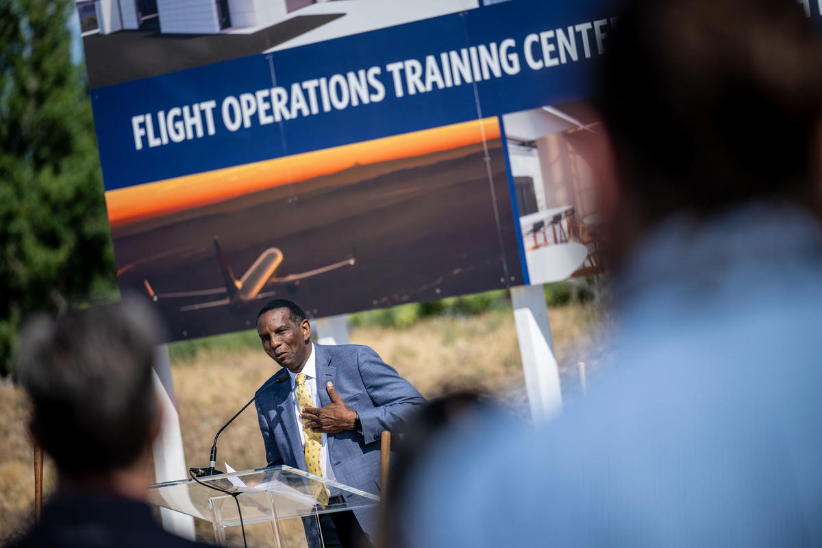 O representante de Utah, Burgess Owens, fala na inauguração do novo centro de treinamento de pilotos da Delta em Salt Lake City.