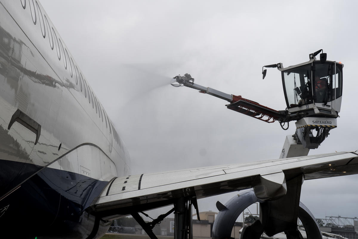 A mock deicing of plane in MSP for Delta's deicing summer boot camp